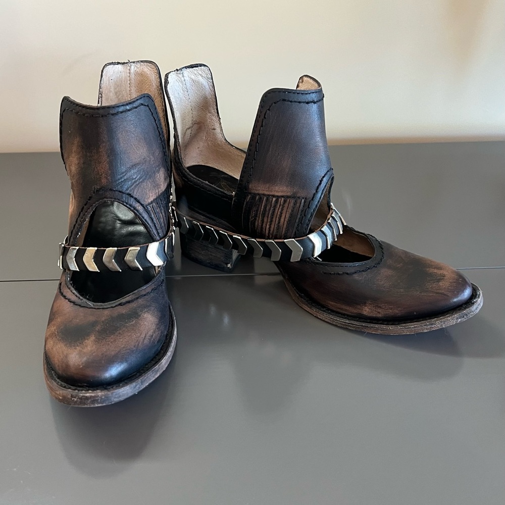 Beautiful black/brown Freebird boots!